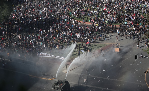[이슈인포그래픽] 칠레, 대중교통 요금 인상 항의 시위 격화
