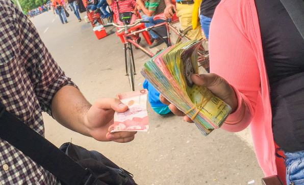 [이슈트렌드] 가중되는 베네수엘라의 경제난, 초인플레이션 및 이민자 문제