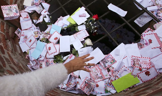 [포토] 페루, St. Rose 성당에서 소원이 담긴 편지를 던지는 순례자