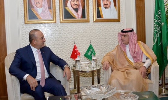 [포토] 걸프 협력 회의에서 회동한 터키 외무장관과 사우디 외무장관