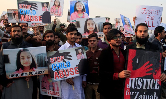 [포토] 파키스탄인들, 7살 여하 성폭행 살해범 비난 집회에 참여