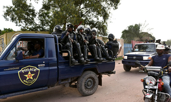 [포토] 야당 당사를 순찰 중인 콩고의 경찰들