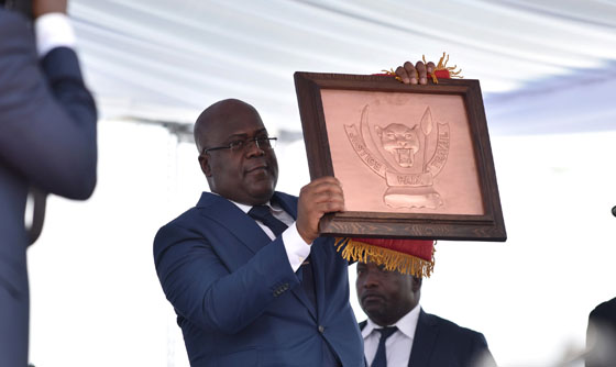 [포토] 국장을 들어 올리는 콩고 신임 대통령