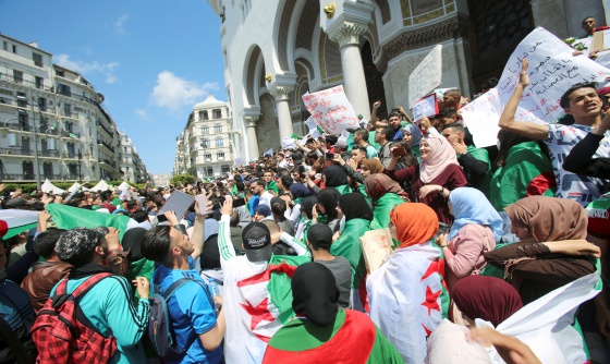 [포토] 알제리 헌법위원장의 사임을 요구하며 시위하는 학생들