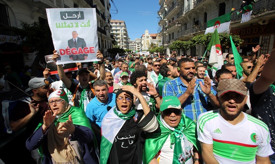 [포토] 알제리 대통령 권한대행의 퇴임을 요구하는 시위 