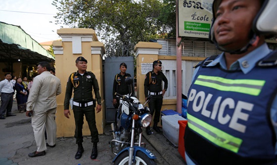 [포토] 캄보디아, 시험 중 부정행위 방지하기 위해 학교에 경찰 배치