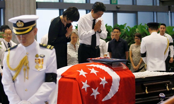 [포토] 아베, 나산 전 싱가포르 대통령 빈소 조문