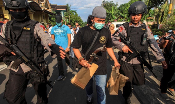 [포토] 인도네시아 경찰, 테러 용의자 은신처 급습