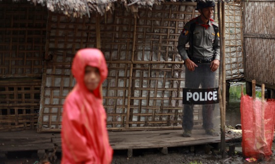 [포토] 종교분쟁 해결 위해 방문한 전 UN 사무총장을 경호하는 미얀마 경찰