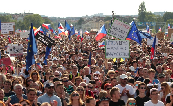 [전문가오피니언] 대규모 시위와 연립 불신임 표결 이후 체코 정세 전망 