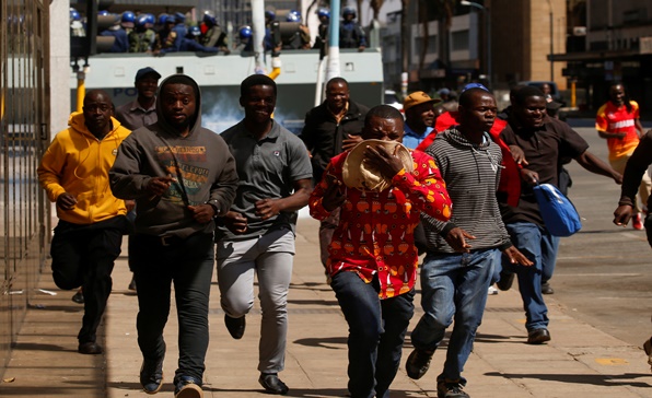 [이슈트렌드] 짐바브웨, 경제난에 항의하는 반정부 시위 발생