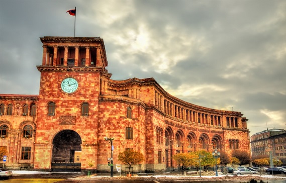 [이슈트렌드] 아르메니아, 총리의 코로나19 확진 후 딜레마 봉착