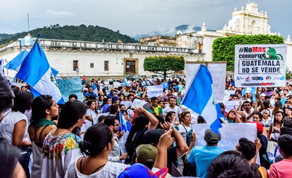 [이슈트렌드]  코로나와 태풍 피해입은 과테말라 시민들, 교육·보건 삭감 예산안 발표에 강력 규탄 집회 개최 