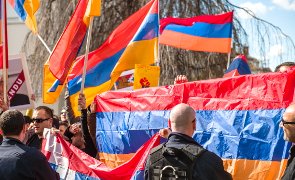 [이슈트렌드] 아르메니아 총리, 참모총장 해임 후 군부와 마찰... 정부-군부, 여야 간 갈등 지속