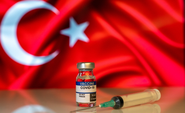 [이슈트렌드] 터키, 높은 코로나19 백신 접종률에도 확진자 폭증 