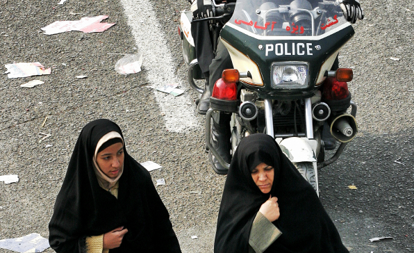 [이슈트렌드] 두 달간 이어지는 이란 시위, 정권에 대한 누적된 분노의 폭발