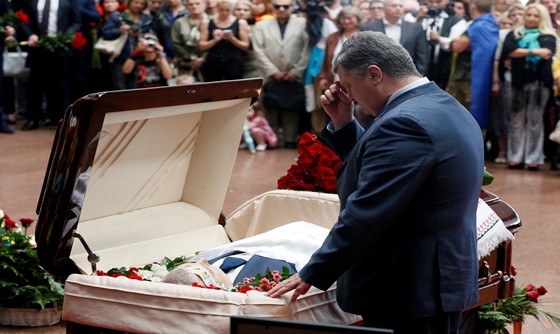 [포토] 우크라이나 대통령, 테러로 사망한 언론인 장례식 참석