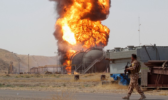 [포토] 이라크 Kirkuk 정유소, 공격으로 폭발