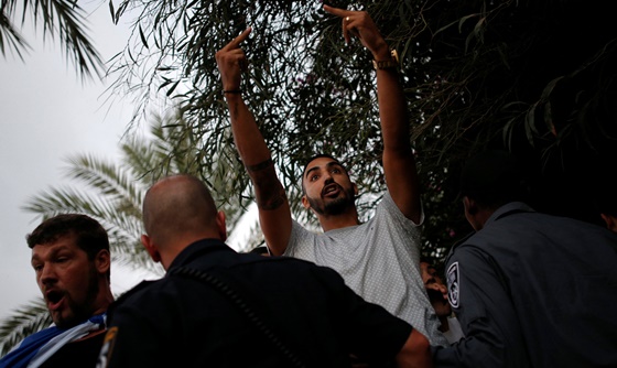 [포토] 단식 투쟁 중에 쓰러진 팔레스타인 수감자의 석방요구 시위에 반대하는 보수파
