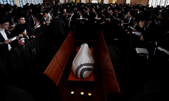 [포토] 저명한 유대교 법학자 장례식에 참여한 유대교인들
