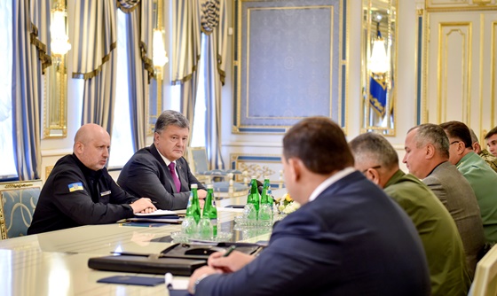 [포토] 우크라이나 대통령, 국방부 장관과 국방 위원회 참석