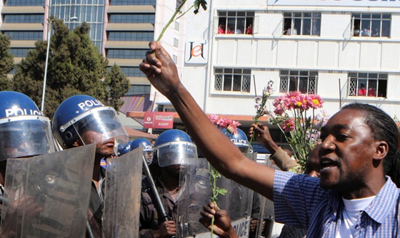 [포토] 짐바브웨, 지방 은행권 재발행에 항의하는 시위 열려