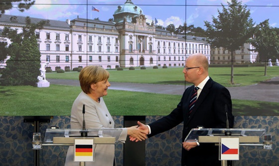 [포토] 메르켈 총리, 체코 방문해 EU 정상회의 안건에 대한 의견 나눠