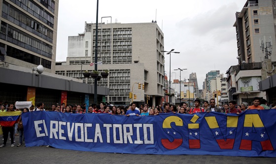 [포토] 베네수엘라 학생, 대통령 탄핵에 대한 국민투표 촉구 시위