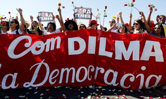 [포토] 국회 앞에서 탄핵 위기의 브라질 대통령 지지 시위
