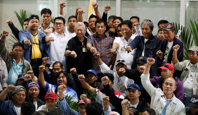 [포토] 필리핀 대통령, 사우디에서 귀국한 노동자들 환영해