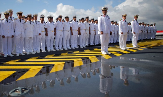 [포토] 이집트 해군, 프랑스에서 매입한 헬리콥터 모함 국기게양식 진행해