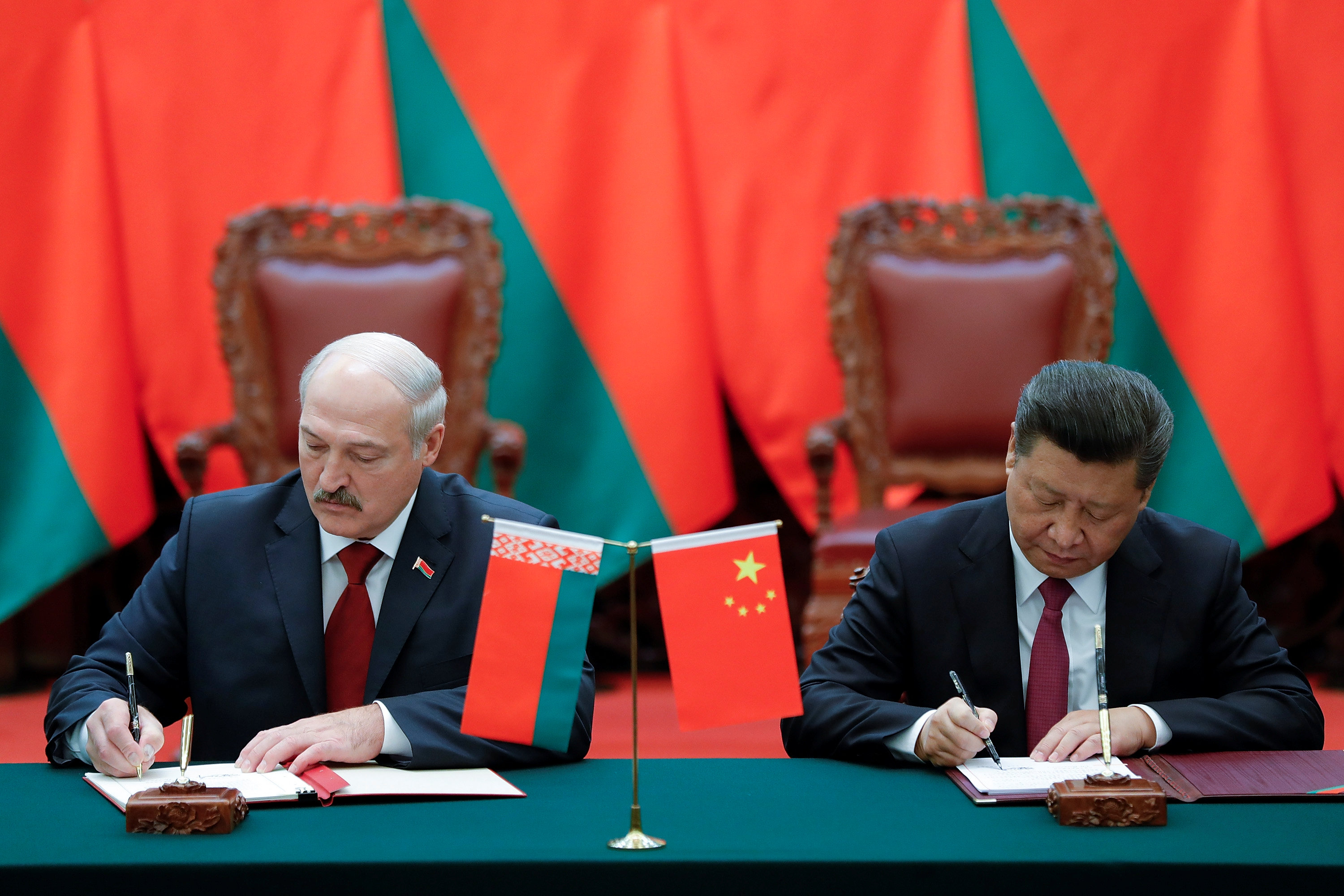 [포토] 벨라루스 대통령, 중국 주석과 합의안에 서명