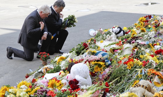 [포토] 우크라이나 대통령, MH17편 희생자 추모