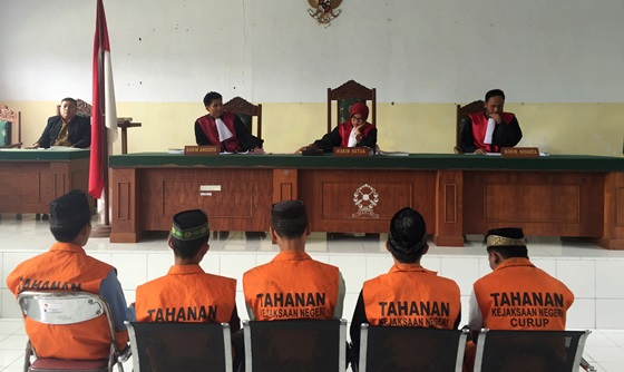 [포토] 인도네시아 갱단 일원, 14세 소녀 살해한 혐의로 재판