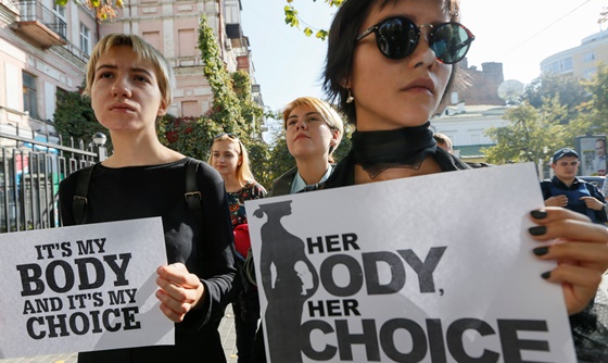 [포토] 폴란드 여성, 낙태 금지법 반대 위해 우크라이나 키예프 대사관에서 시위