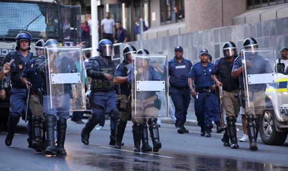 [포토] 남아공, 등록금 인상 반대하는 학생 무력 진압해
