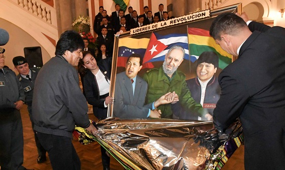 [포토] 볼리비아 대통령, 생일선물로 ‘혁명의 지도자’ 그림 받아