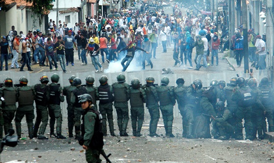 [포토] 베네수엘라, 대통령 퇴진 요구하는 시위 이어져