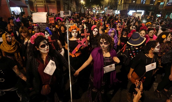 [포토] 멕시코, ‘죽음의 날’ 행사에서 시위 발생