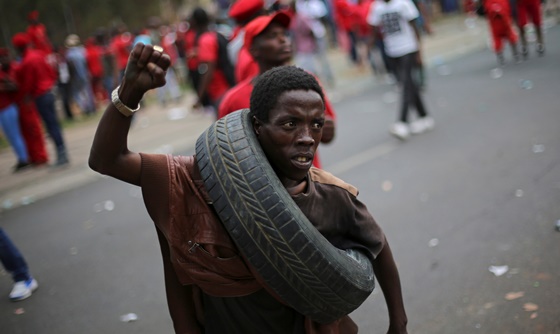 [포토] 남아공 대통령 사퇴 요구 시위 벌어져
