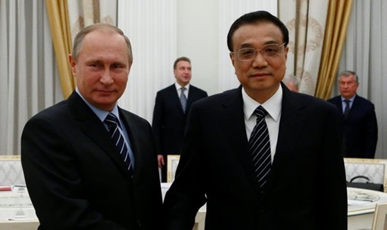 [포토] 푸틴, 중국 총리와 회담해
