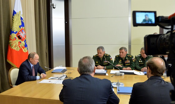 [포토] 푸틴, 국방부 관료들과 회의