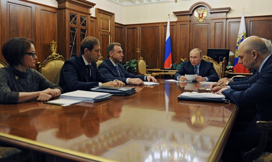[포토] 러시아 예산안 논의 회의에 참석한 푸틴