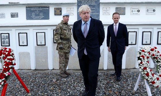 [포토] 영국 외무장관, 아프가니스탄의 영국인 국군묘지 방문