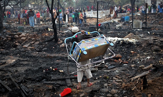 [포토] 인도 잠무 지역 빈민가에서 화재 발생