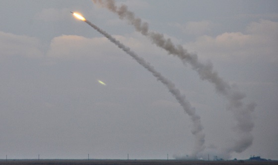 [포토] 우크라이나, 헤르손 지역에서 중거리 미사일 발사 훈련 실시