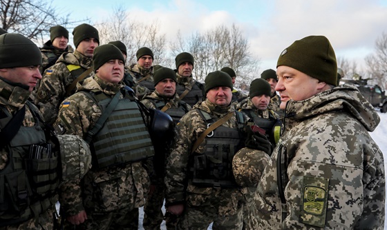 [포토] 우크라이나 대통령, 동부 우크라이나 지역 군부대 방문