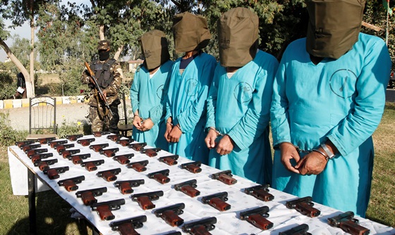 [포토] 아프가니스탄 보안군, 탈레반 무장세력 체포