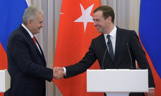[포토] 러시아 총리, 모스크바 방문한 터키 총리와 회담