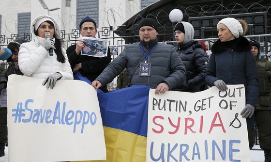 [포토] 우크라이나에서 시리아 정부군 지원하는 러시아 반대 시위 열러